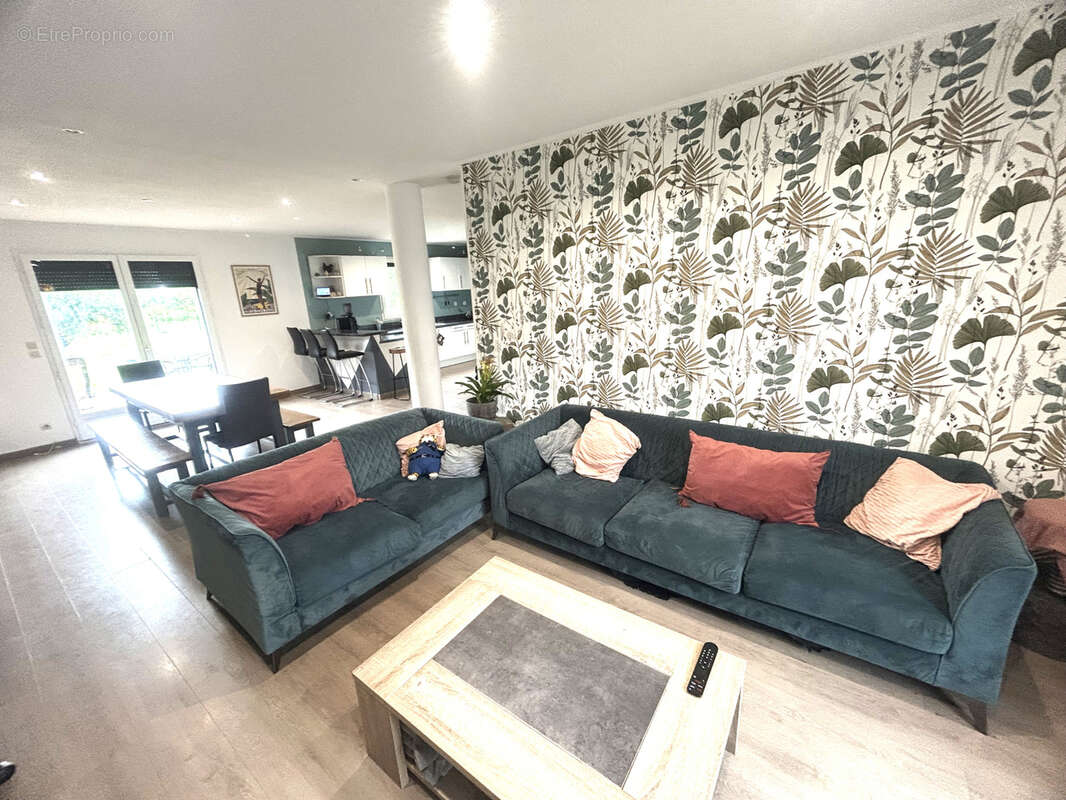 Pavillon individuel de 2004 développant 112m2 utiles et bâti sur 650m2 clos ! - photo 2