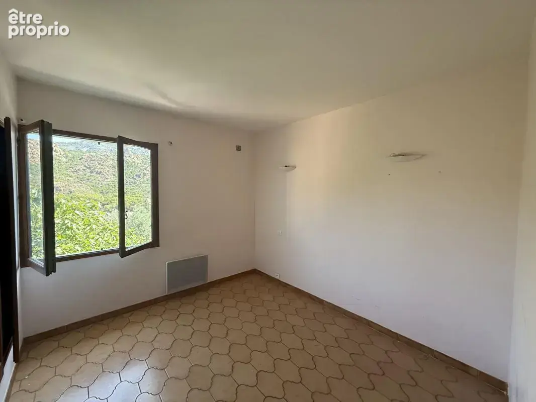 Appartement 81 m² à rénover - Vue dégagée sur l'Esterel et aperçu mer - À 200 mètres de la plage - Petite copropriété, piscine c - photo 5