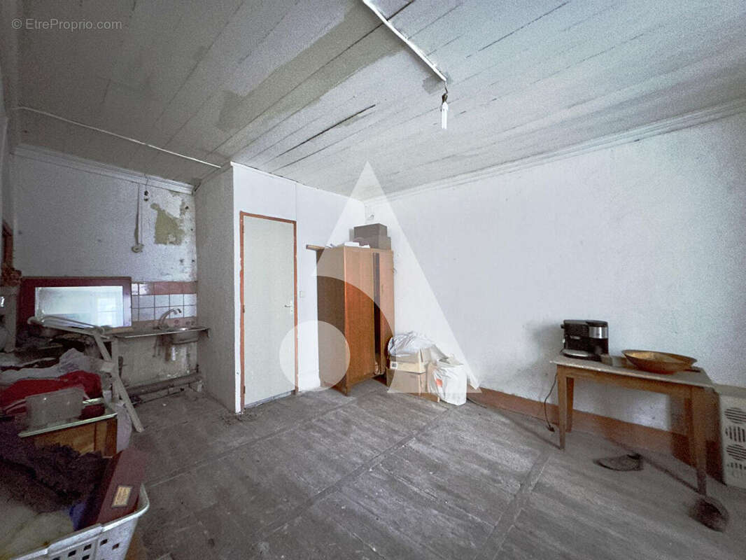 Immeuble de 200m2  à réhabiliter - 2 studios/1 appart./1 local commercial - photo 8