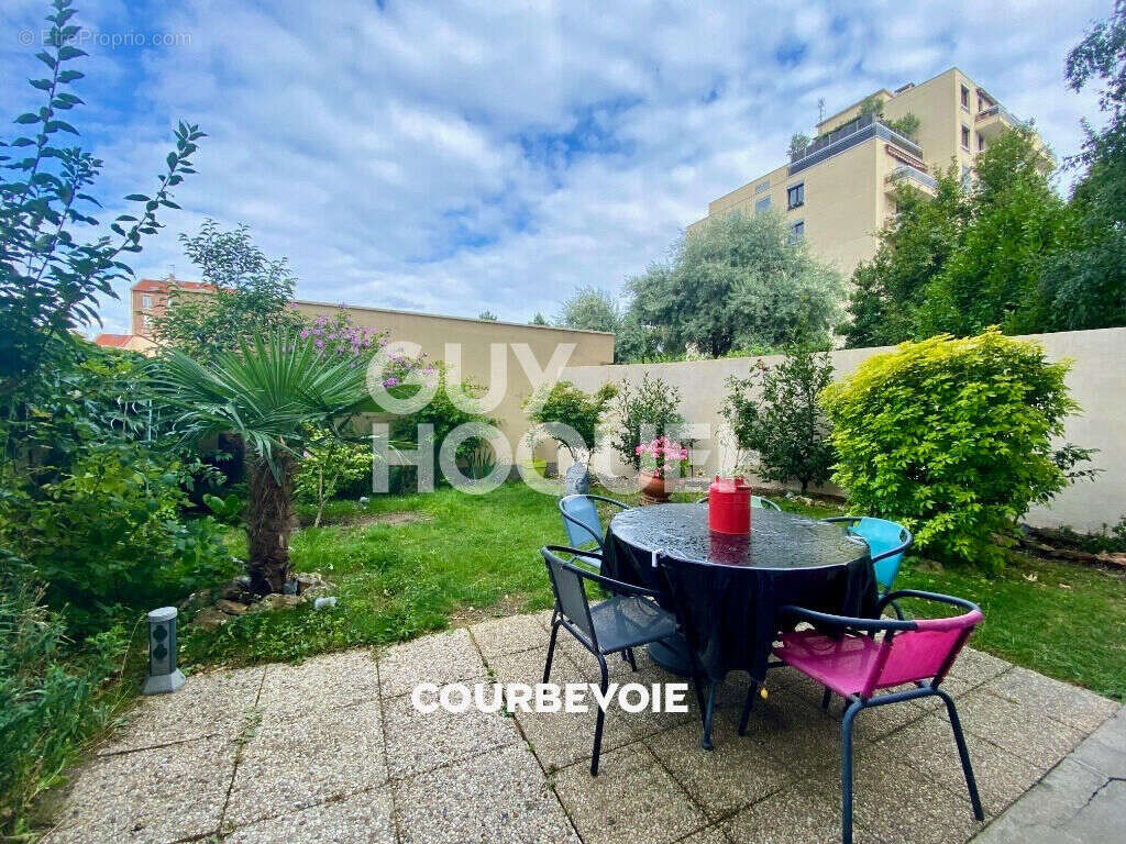 Appartement à COURBEVOIE