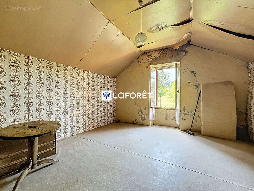 Maison à SAINTE-GENEVIEVE-SUR-ARGENCE