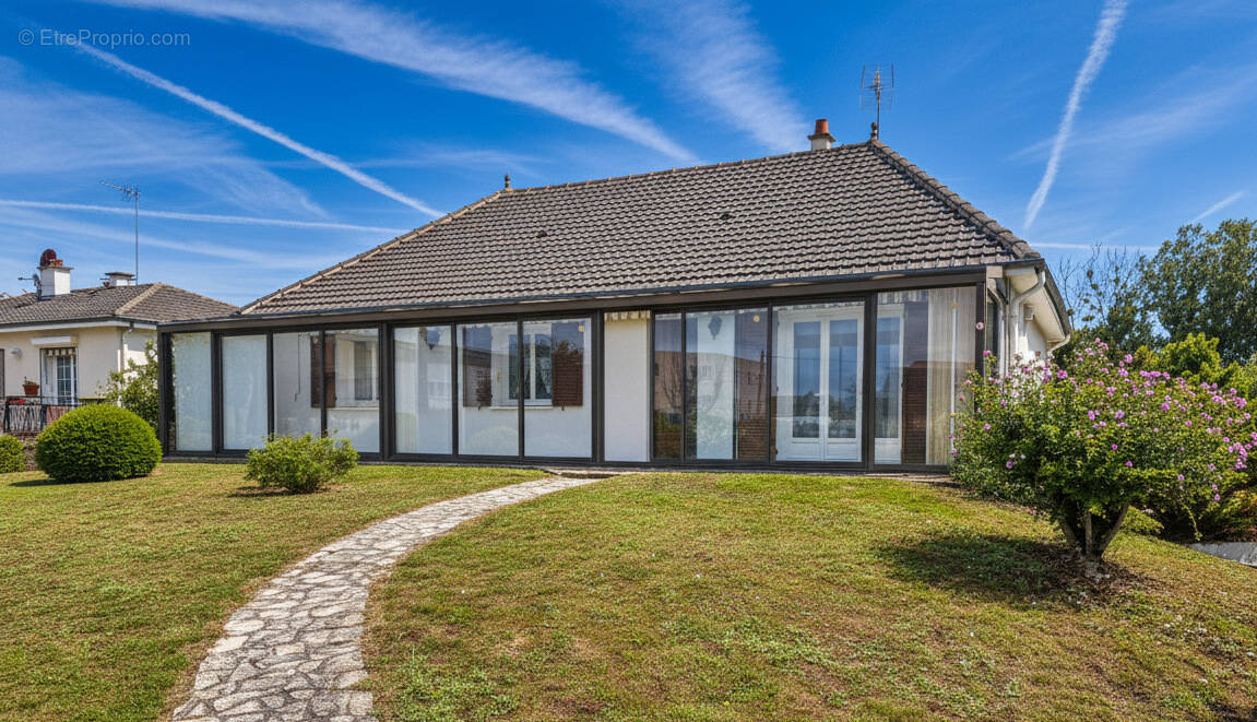 Maison à DANGE-SAINT-ROMAIN