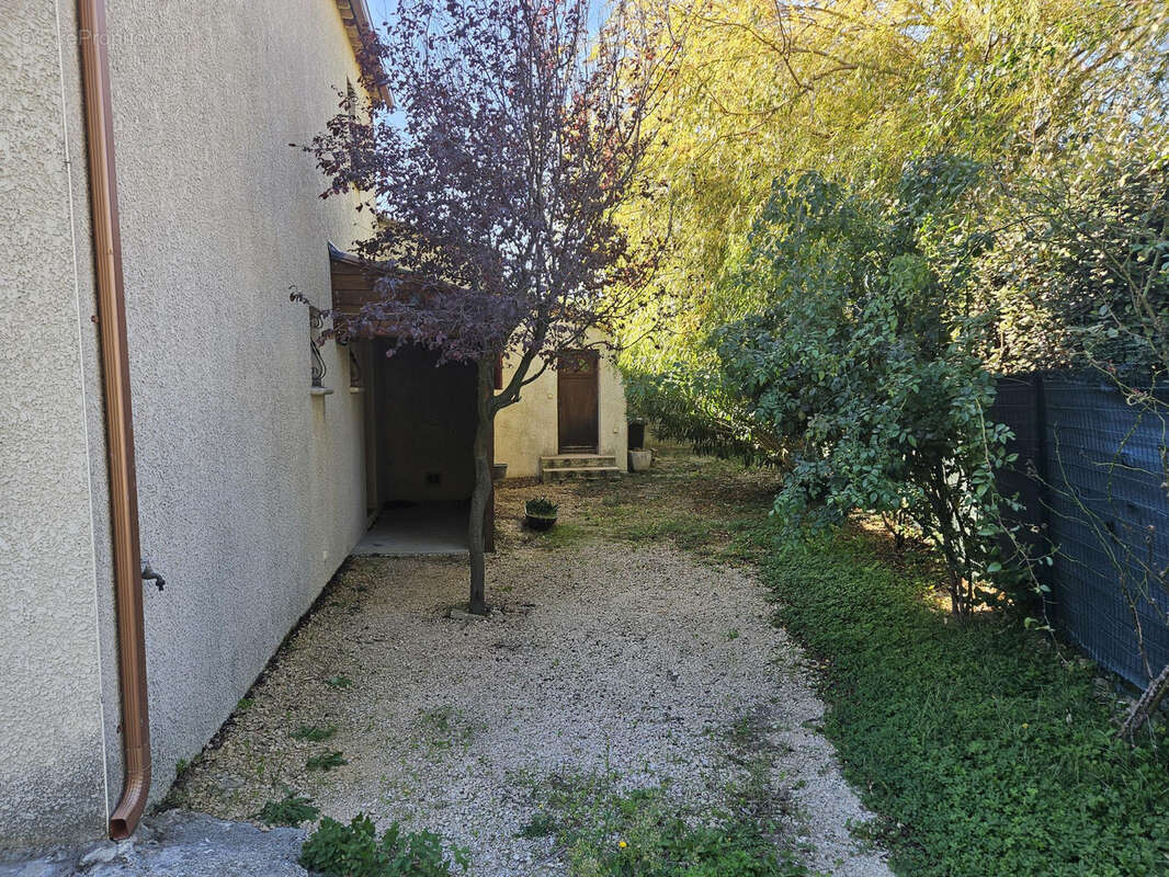 Maison à CAMARET-SUR-AIGUES