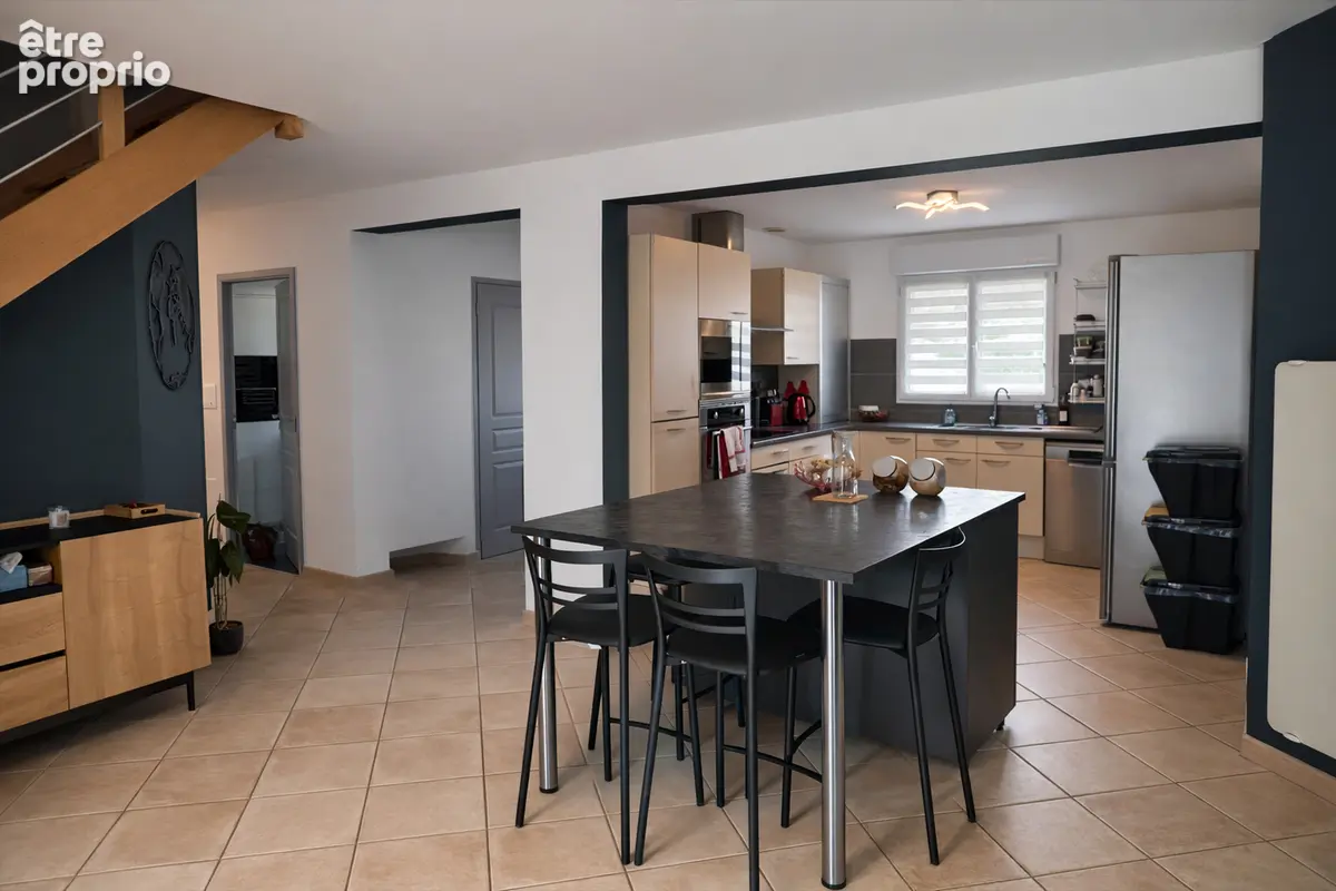 Maison familiale , 4 Chambres avec véranda, studio et deux garages .Proche Saumur - photo 3