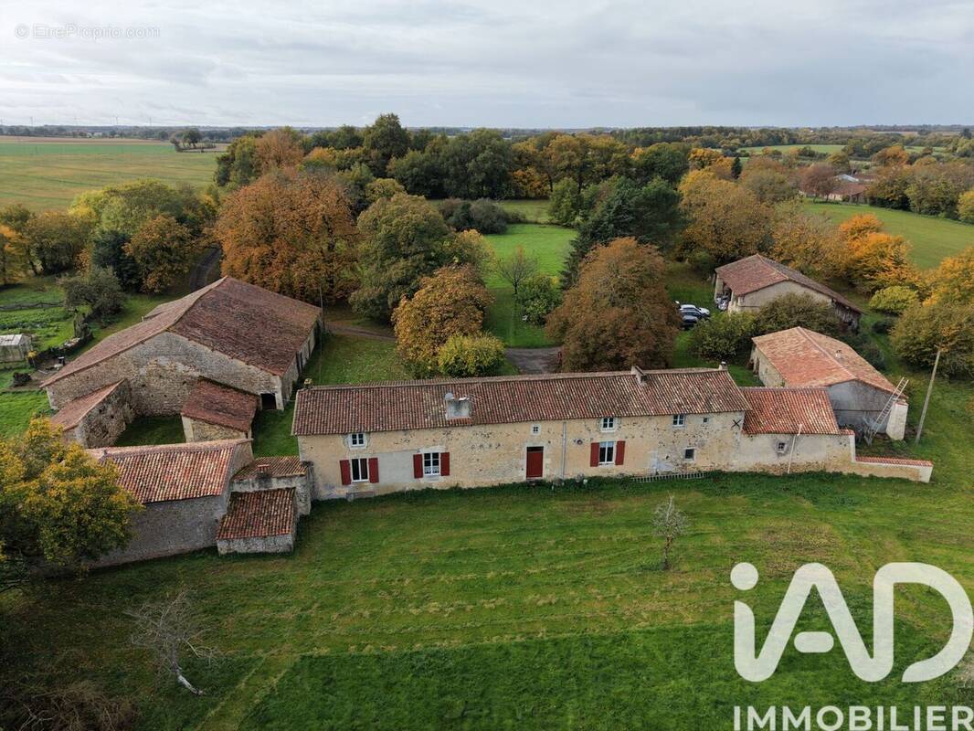 Photo 1 - Maison à SOMMIERES-DU-CLAIN