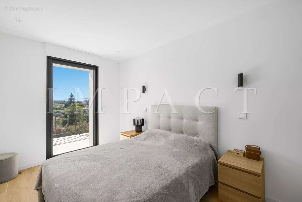 Maison à CHATEAUNEUF-GRASSE