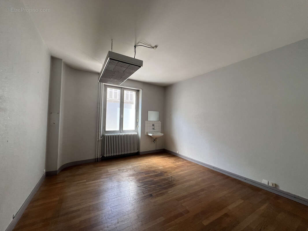 Ensemble Immobilier de deux maisons de ville avec commerce ! - photo 4