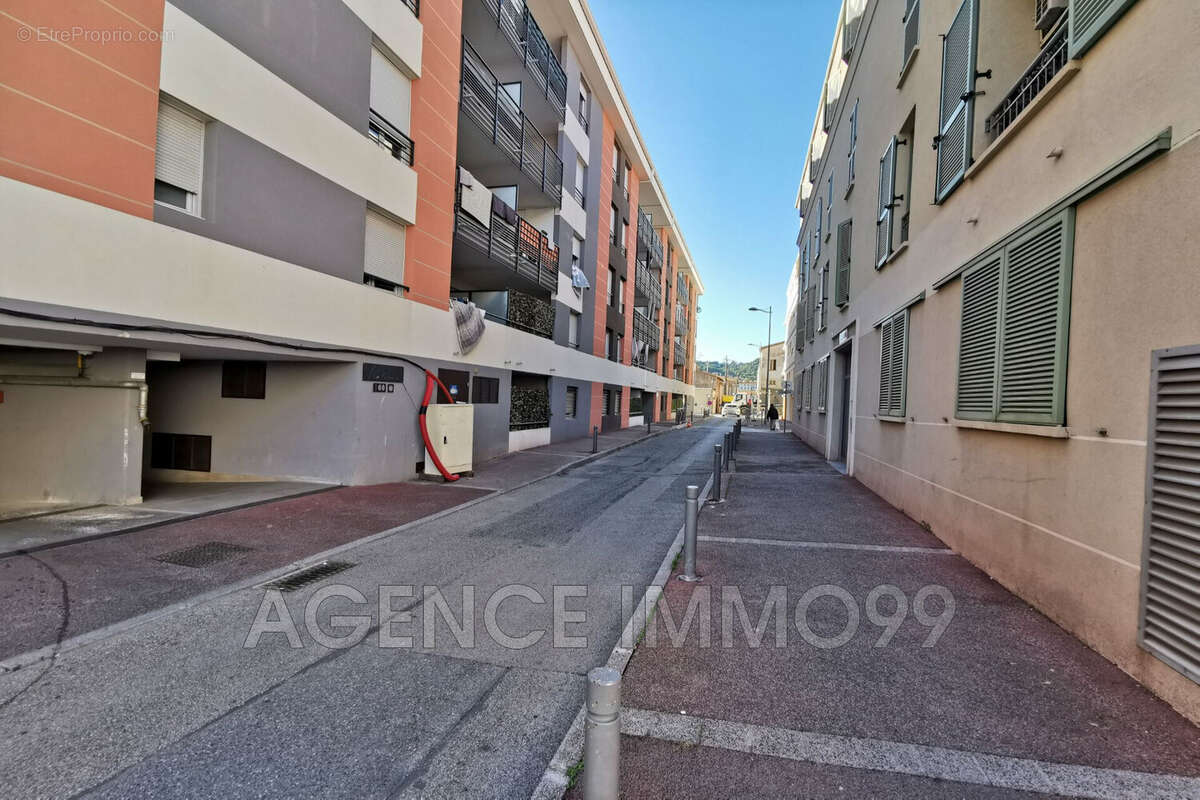 Parking à VALLAURIS