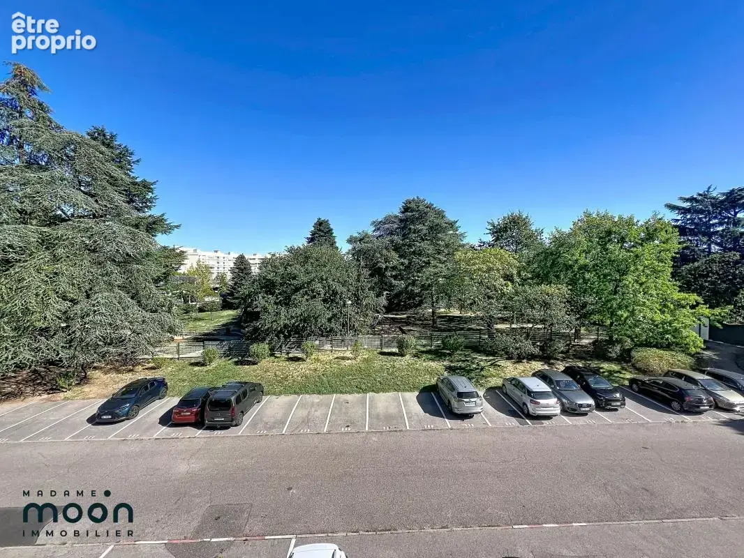 Oullins - Glacière T3/4 lumineux rénové 68m² + parking + cave 225 000€ - photo 12