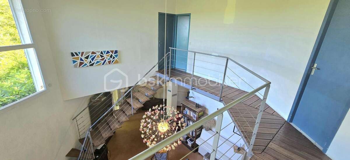 Villa d'Architecte, de 2003, 1 ECRIN DE SERENITE :178 m² – 5 Chambres –  Piscine et terrain de 1425 M²  ! - photo 6