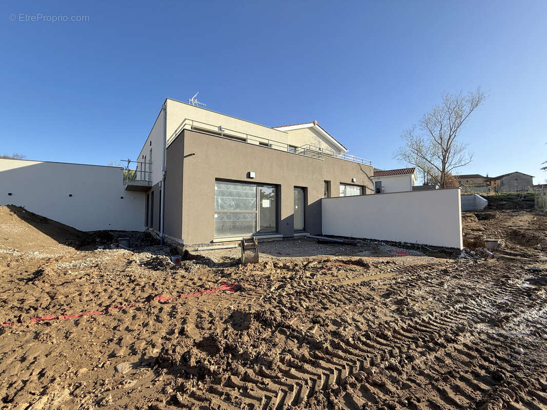 Appartement à LA TOUR-DE-SALVAGNY