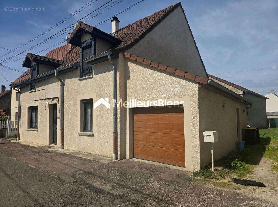 Maison à LES MAILLYS