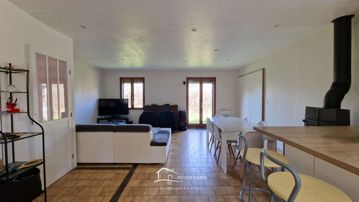 Maison de plain-pied familiale avec 4 chambres, au calme et sans vis-à-vis à proximité de Lusignan - photo 2