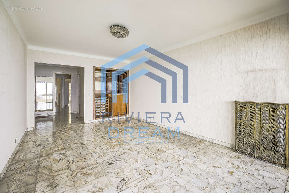 MENTON - Face a la mer, appartement type 3 avec terrasse, cave et parking. - photo 9