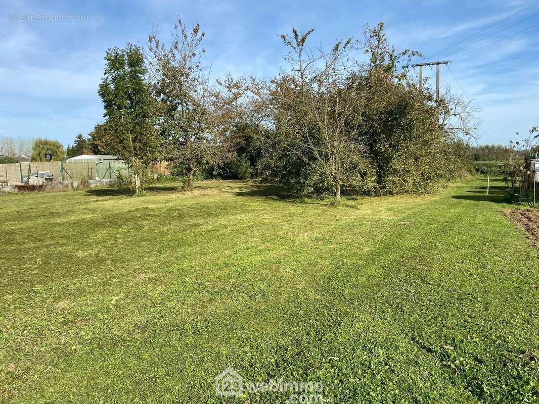 Joli terrain à bâtir d'une surface de 1003 m²