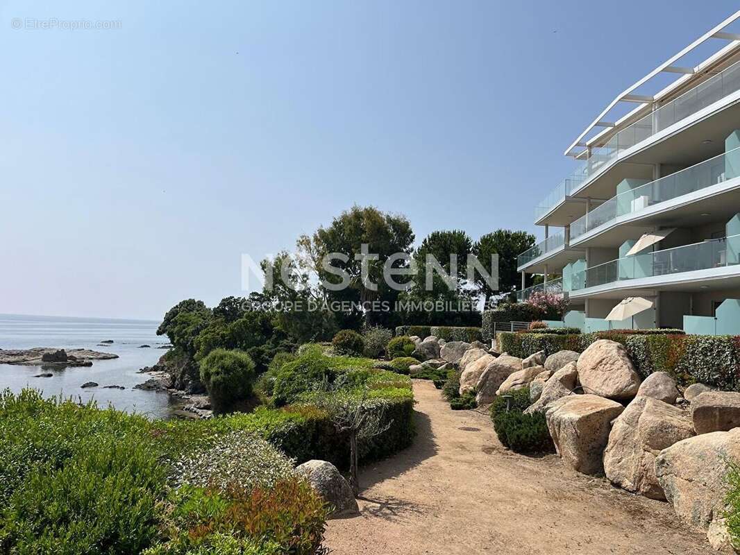 Appartement 3 pièces de 74 m2 situé en bordure de mer au centre du village, à l'entrée du port. - photo 25
