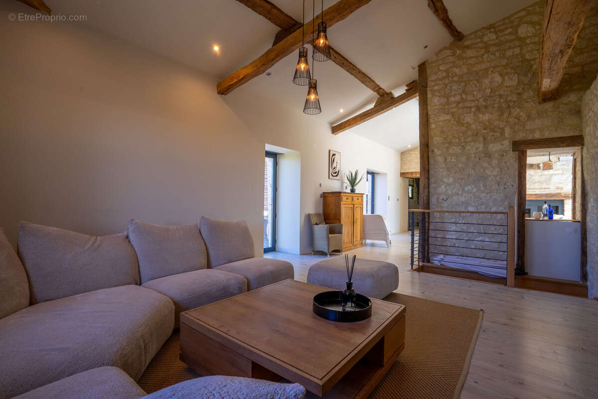 Propriété de caractère en pierre avec vue dominante, piscine et dépendance - photo 8