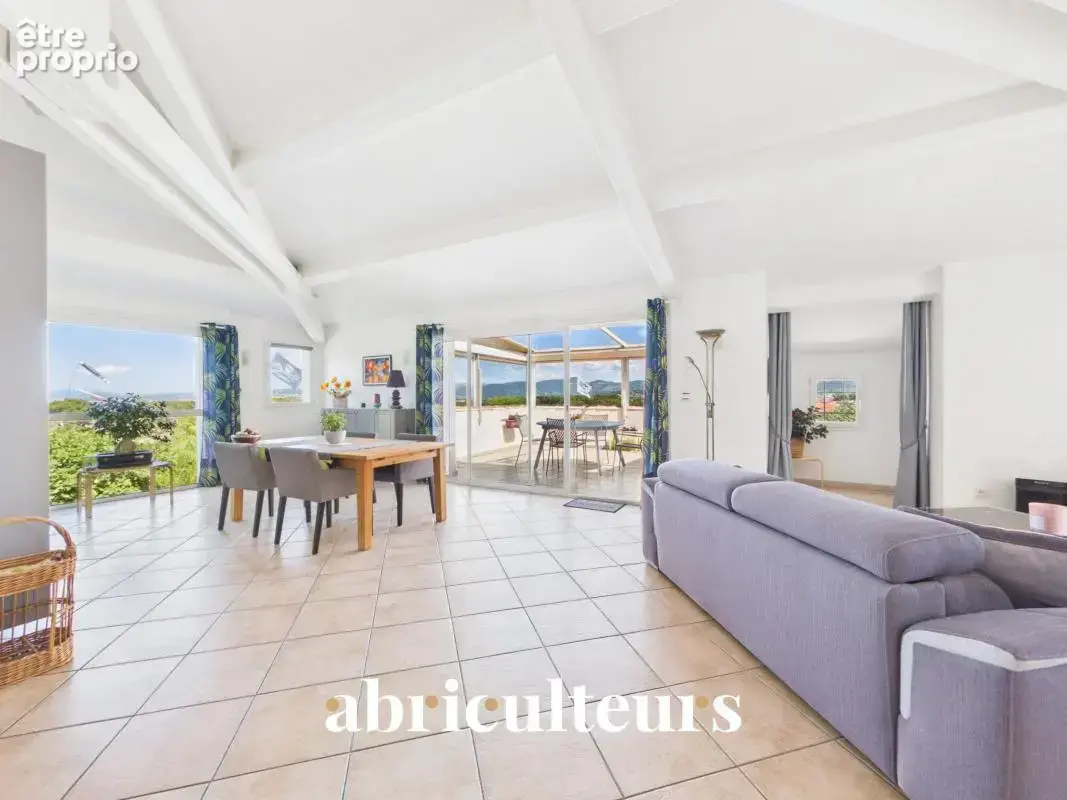 Maison avec jardin, piscine et parking en vente à  Six-Fours-les-Plages (83140) - photo 5