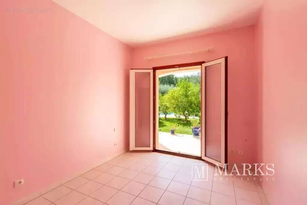 Villa de style néo provençal avec terrain plat et piscine - photo 15