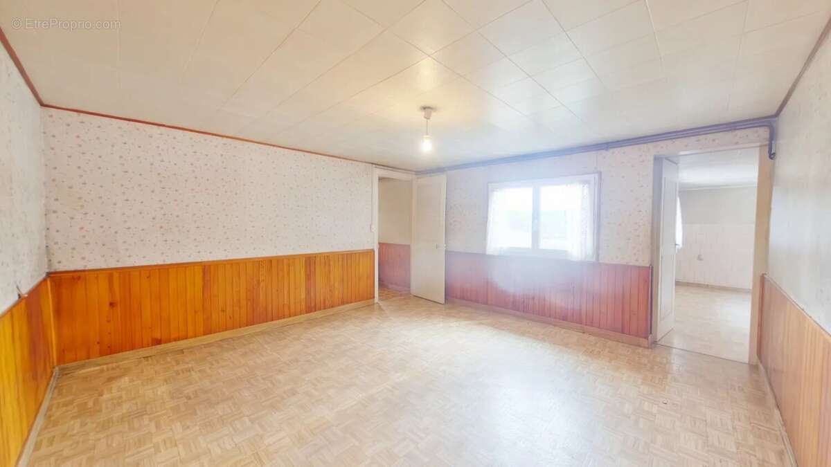Maison de plain-pied isolée sur un terrain de 2213m² - photo 4