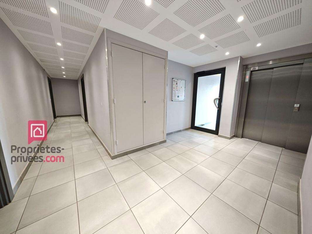 Appartement à ROQUEBRUNE-SUR-ARGENS