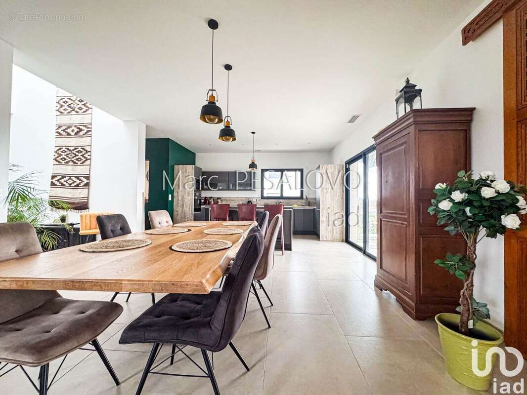 Photo 9 - Commerce à TORREILLES