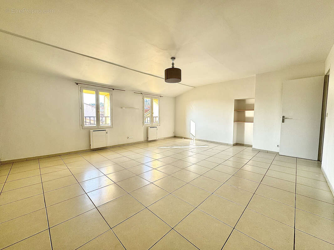 Appartement à SAINT-LAURENT-DU-VAR