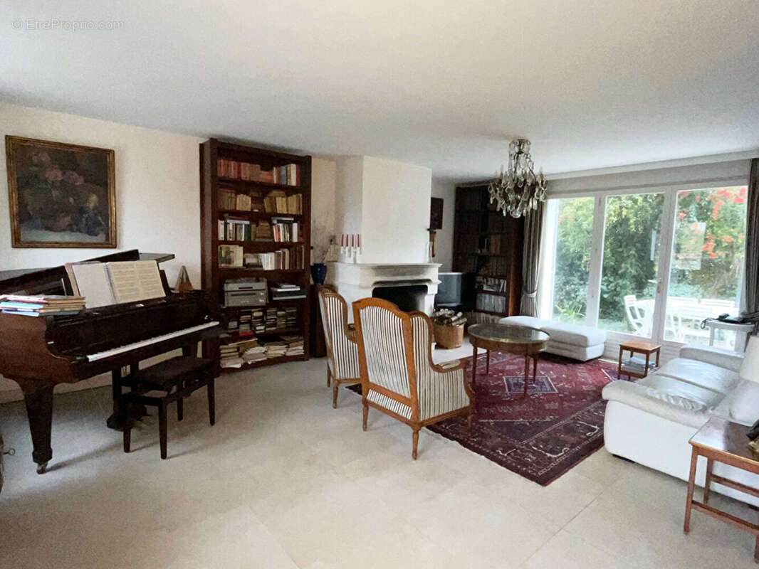 Maison à LE MESNIL-LE-ROI