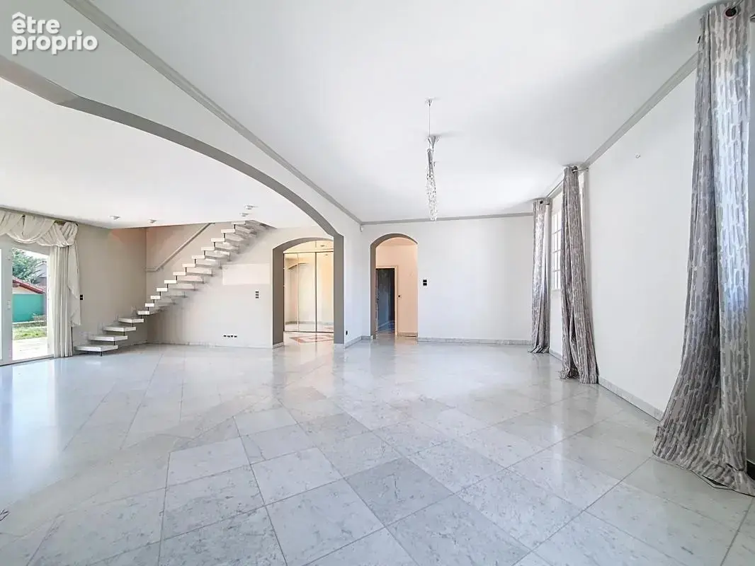 Maison - 4 Chambres - Bureau - Buanderie - Cave à vins - Garage - Piscine - Grande Cour - - photo 17