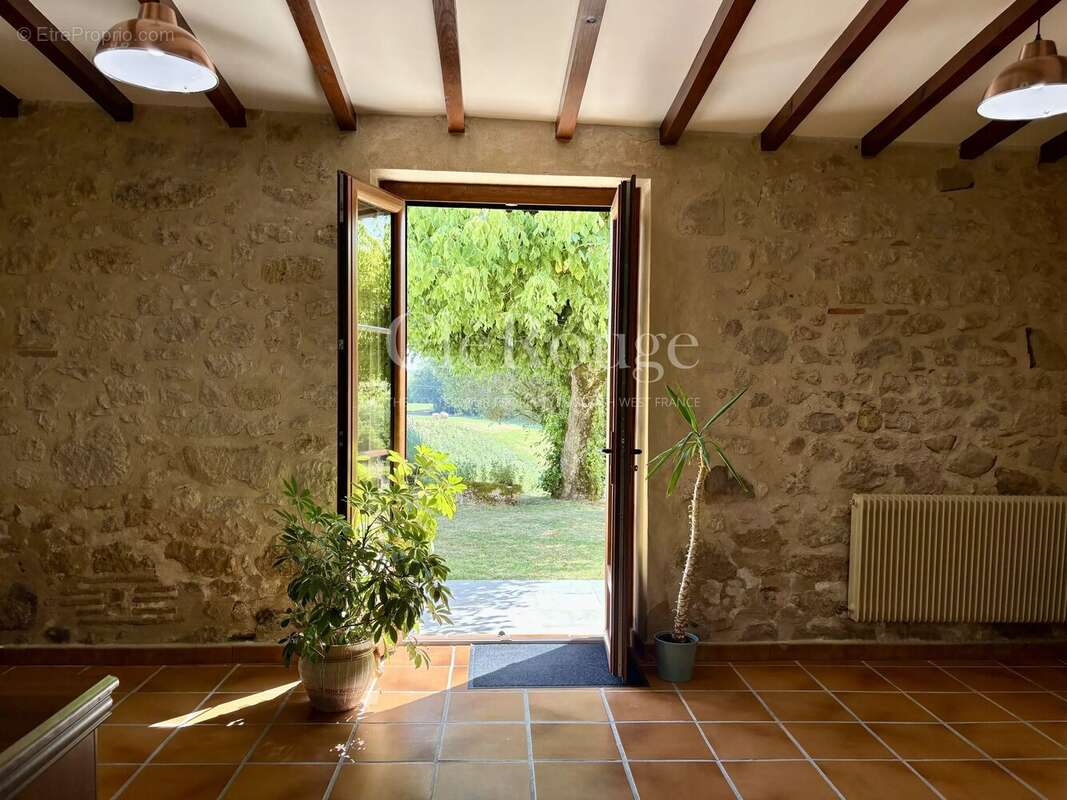 Belle demeure en pierre rénovée avec piscine chauffée et vue panoramique sur la campagne - photo 20