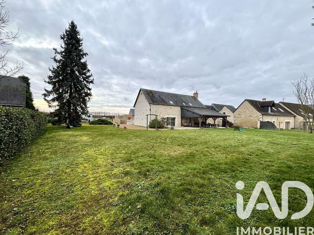 Maison 272 m² à Hommes  - photo 6