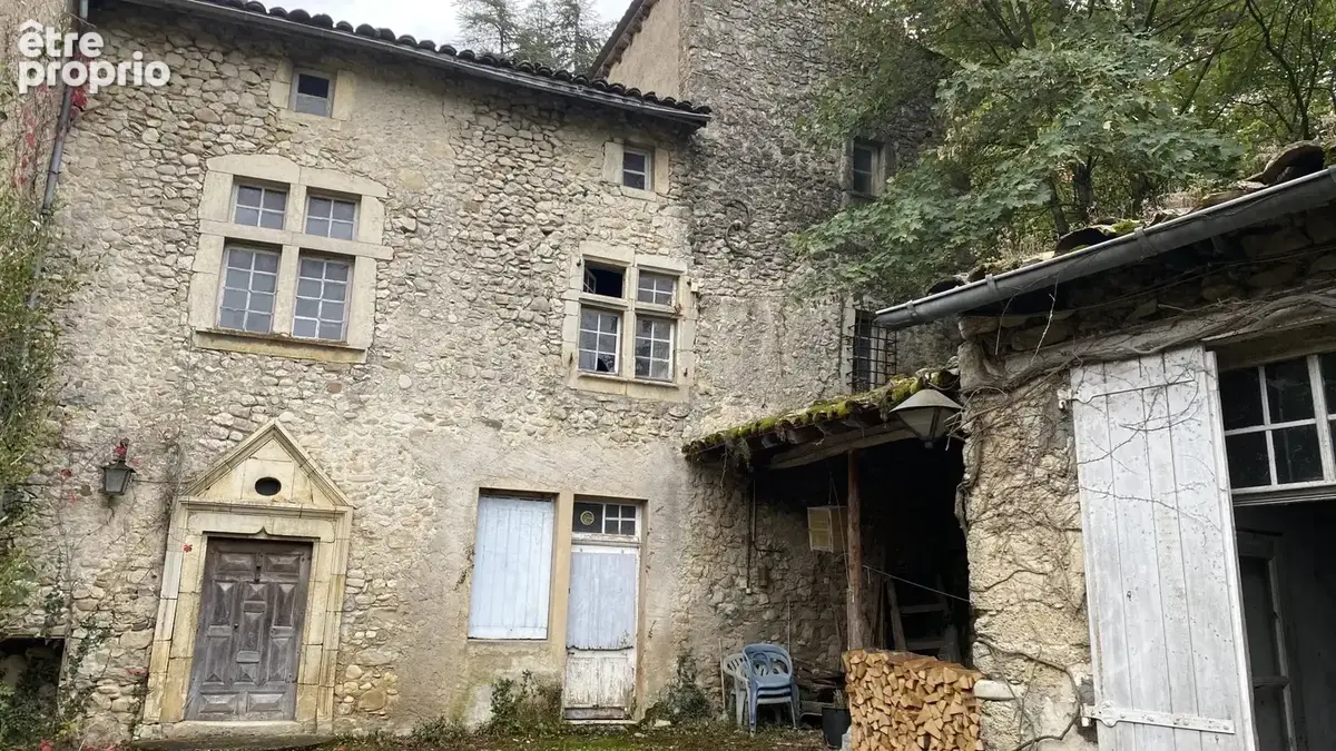 Une demeure de caractère au sein d’un château du XVe siècle - photo 2