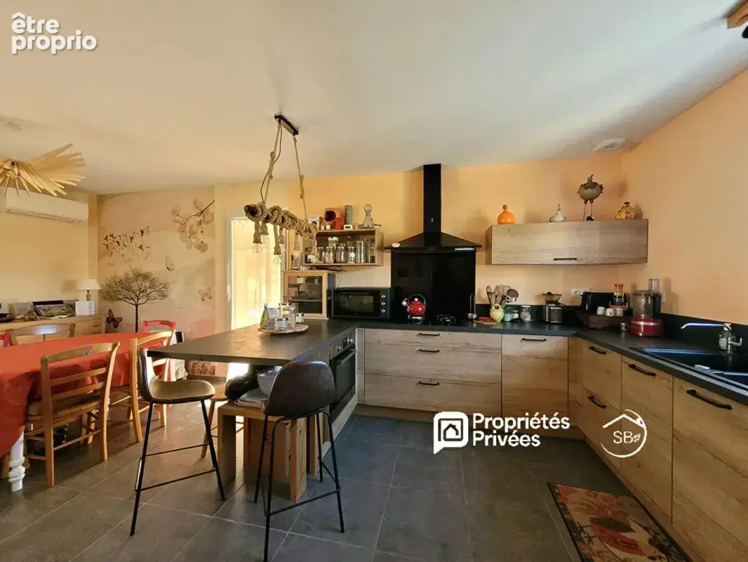 JOYEUSE - ardèche méridionale- Villa meublée de plain-pied, terrasse sud et jacuzzi 278 000   80 m²  Terrain de 803 m² - photo 6