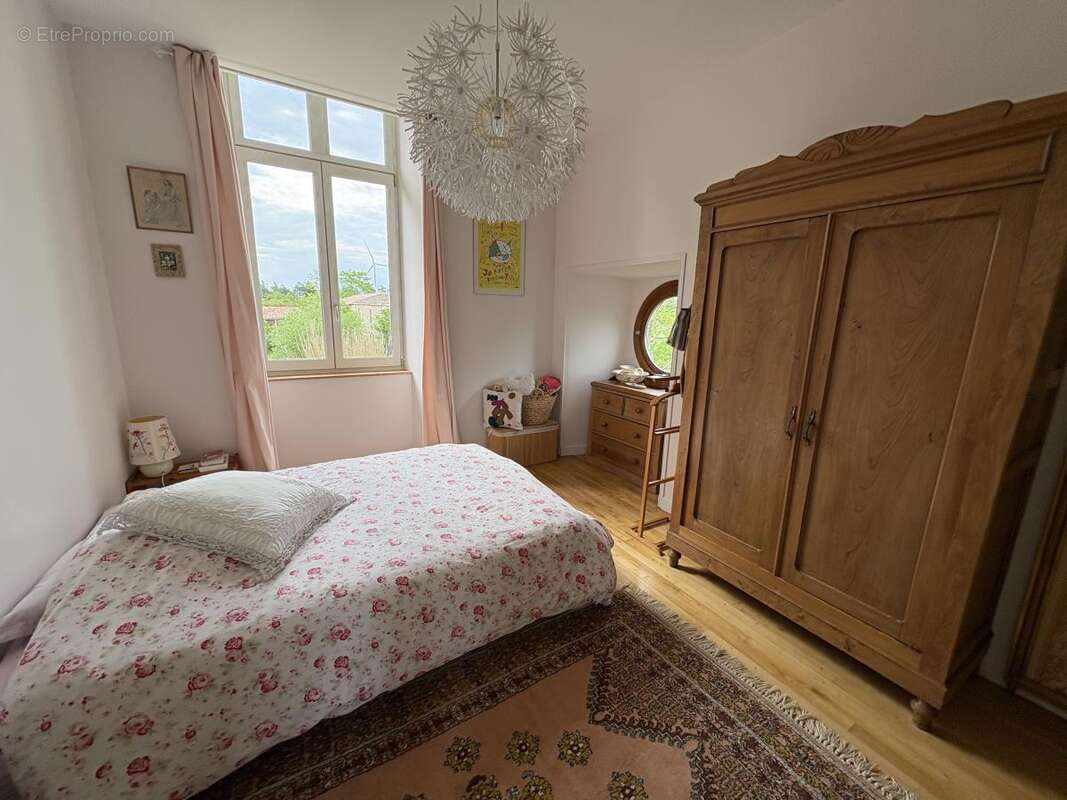 Maison 140 m² à Saint-Saturnin-Du-Bois  - photo 6