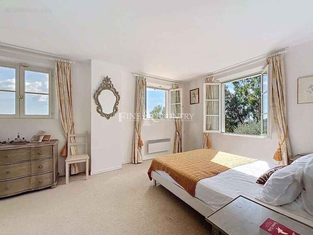 Maison à CHATEAUNEUF-GRASSE