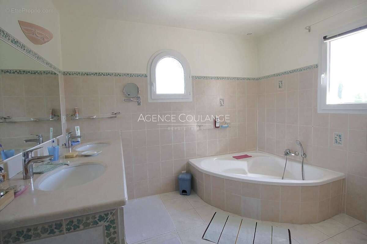 Maison à SAINT-CYR-SUR-MER