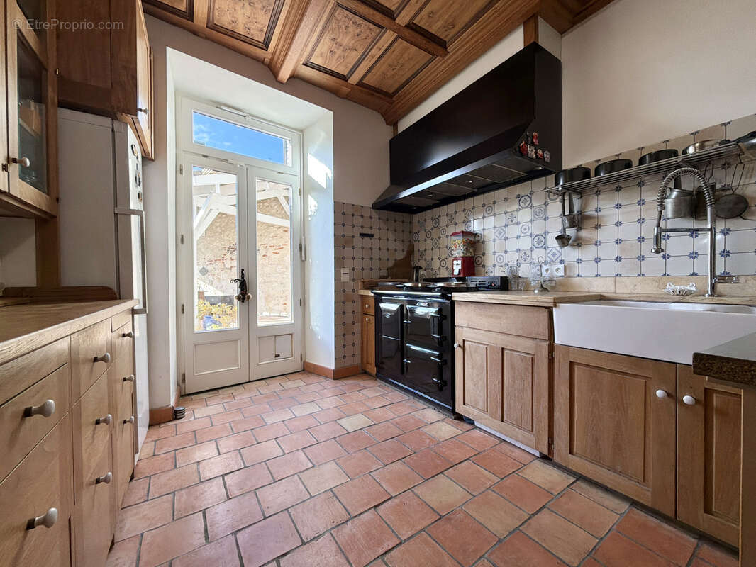 Authentique demeure médiévale avec piscine, jardin et parking privé. - photo 12