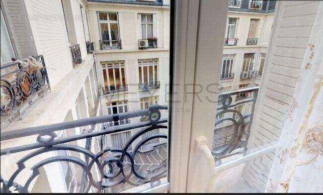 Appartement à PARIS-8E