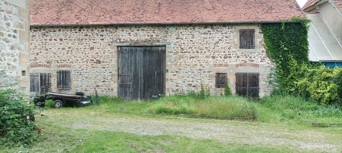 Propriété à vendre SAINT HILAIRE ( allier) comprenant une maison et un gite sur un parc de 23433 m² - photo 4
