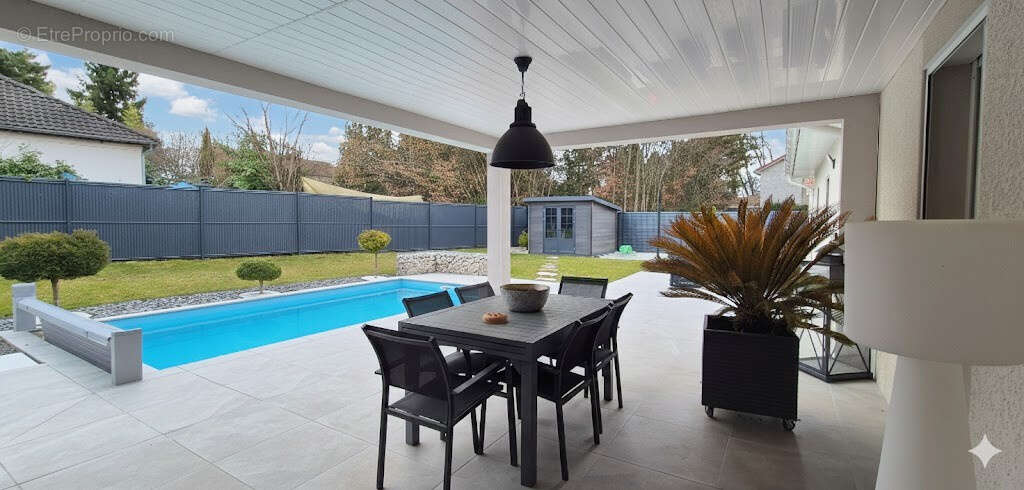 Maison à LA CHAPELLE-DE-LA-TOUR