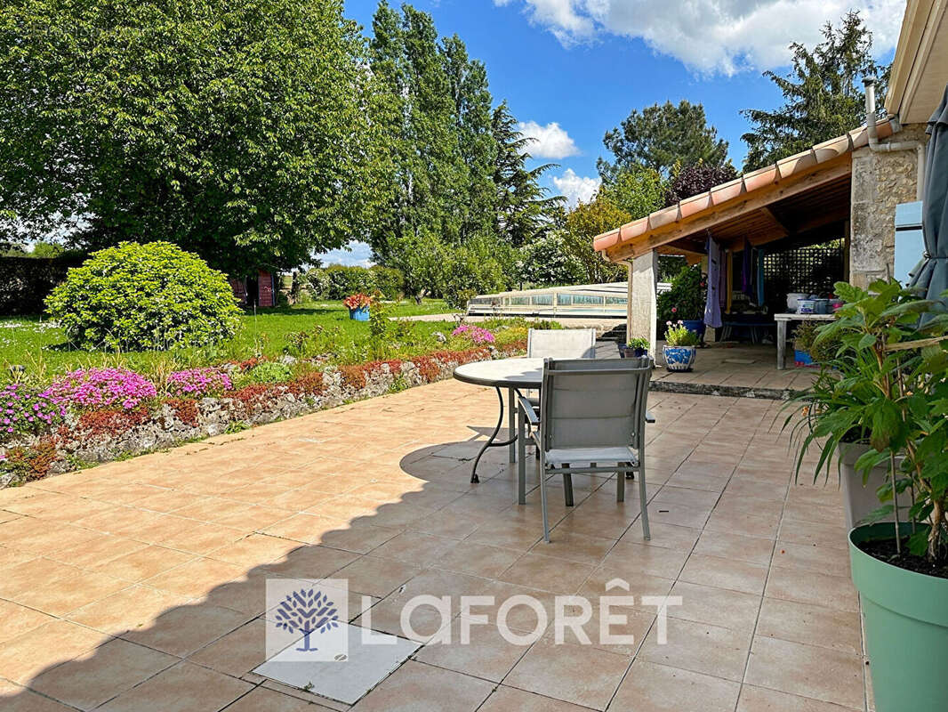 Maison à SAINT-GENIS-DE-SAINTONGE