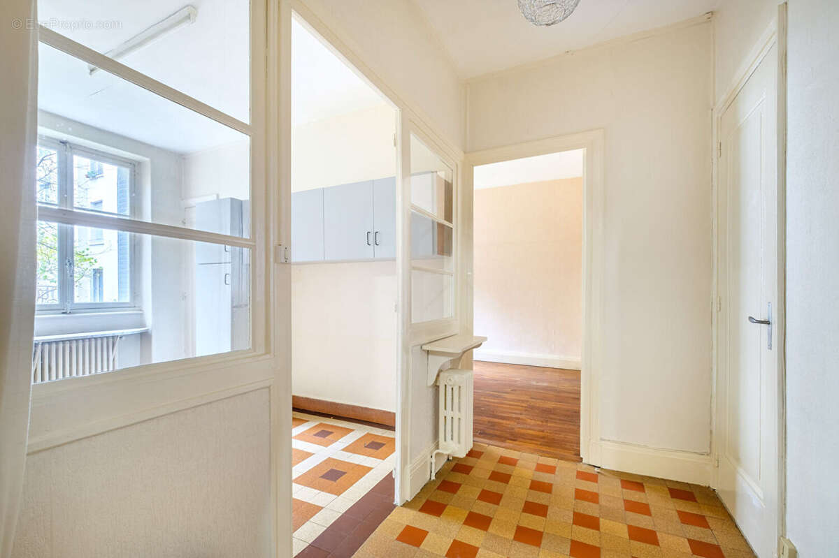 Vente appartement  1 pièce et cuisine - Lyon 6 Mairie - à rénover - photo 9