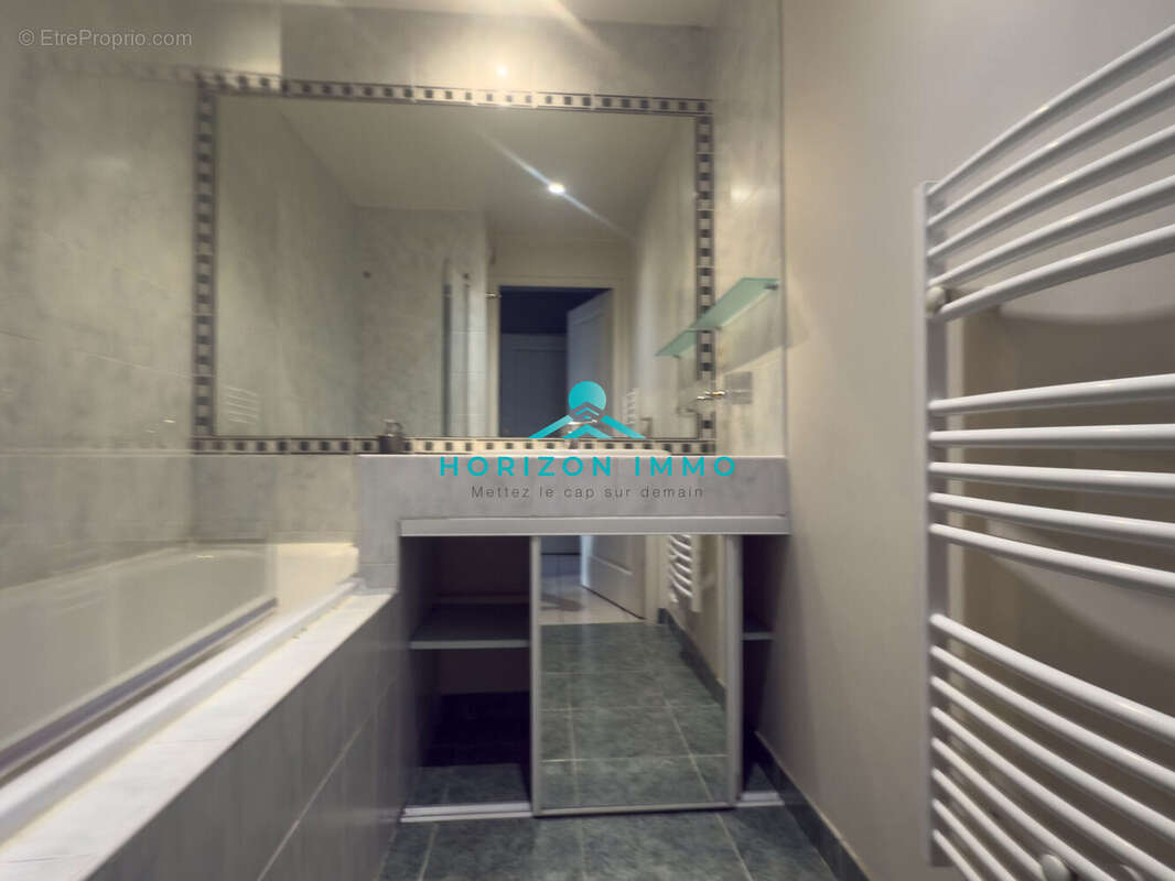 Appartement à SAINT-LAURENT-DU-VAR