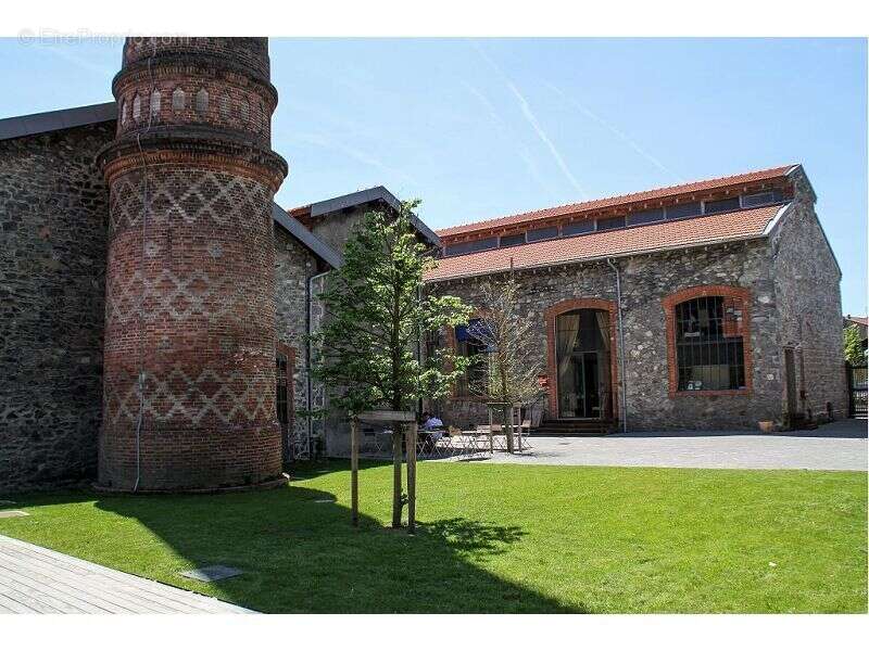 Commerce à CHAZELLES-SUR-LYON