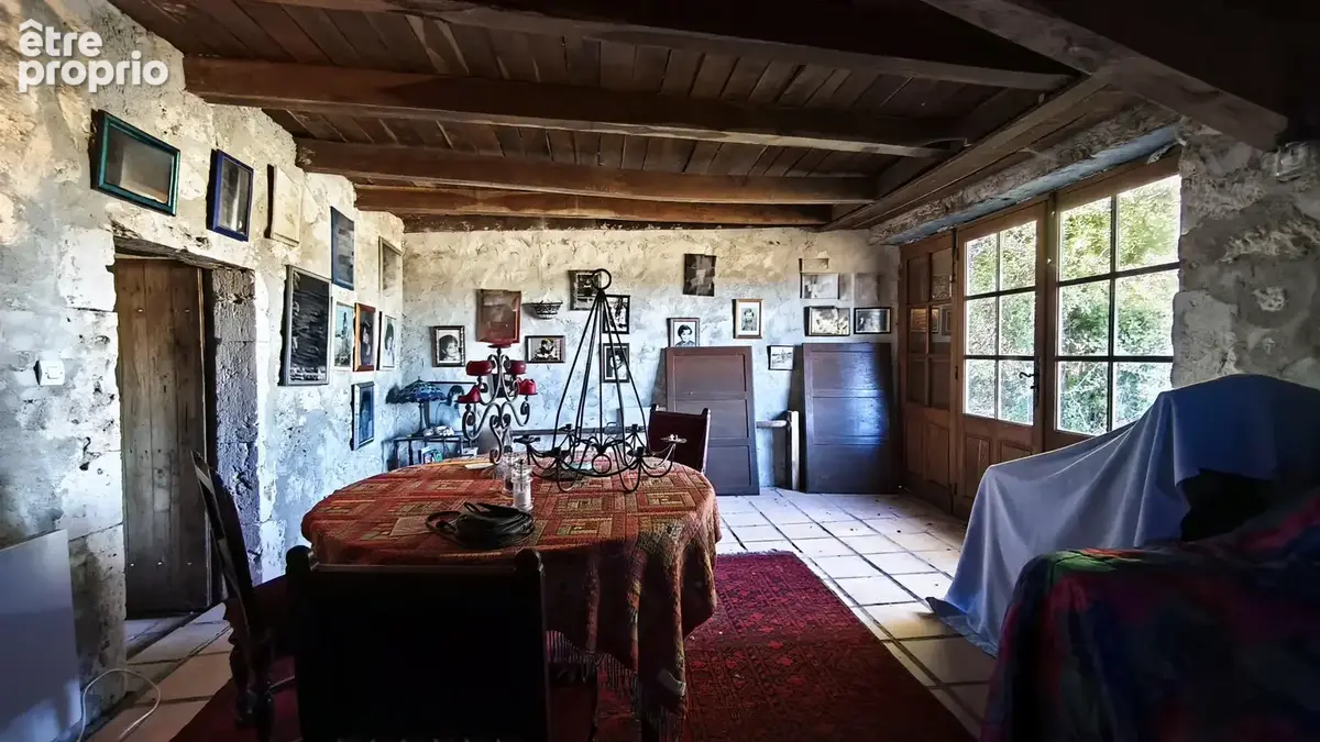 Beau potentiel pour cette propriété en pierre à rénover avec une maison, une grange et un terrain 7802 m2 avec - photo 16