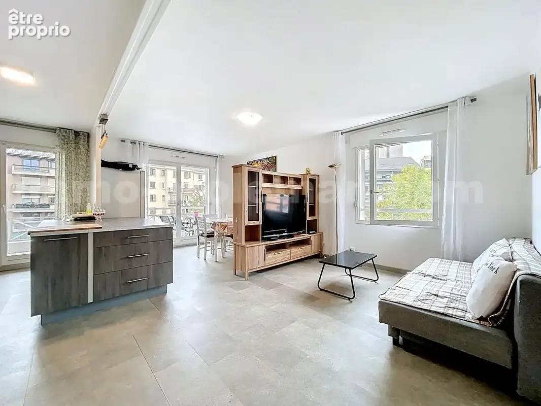 Appartement_T4_Gaillard_belle_superficie_prix_frontière_Suisse_direction_GENEVE_autoroutes_investissement_locatif_vente_vue_séjour_salon