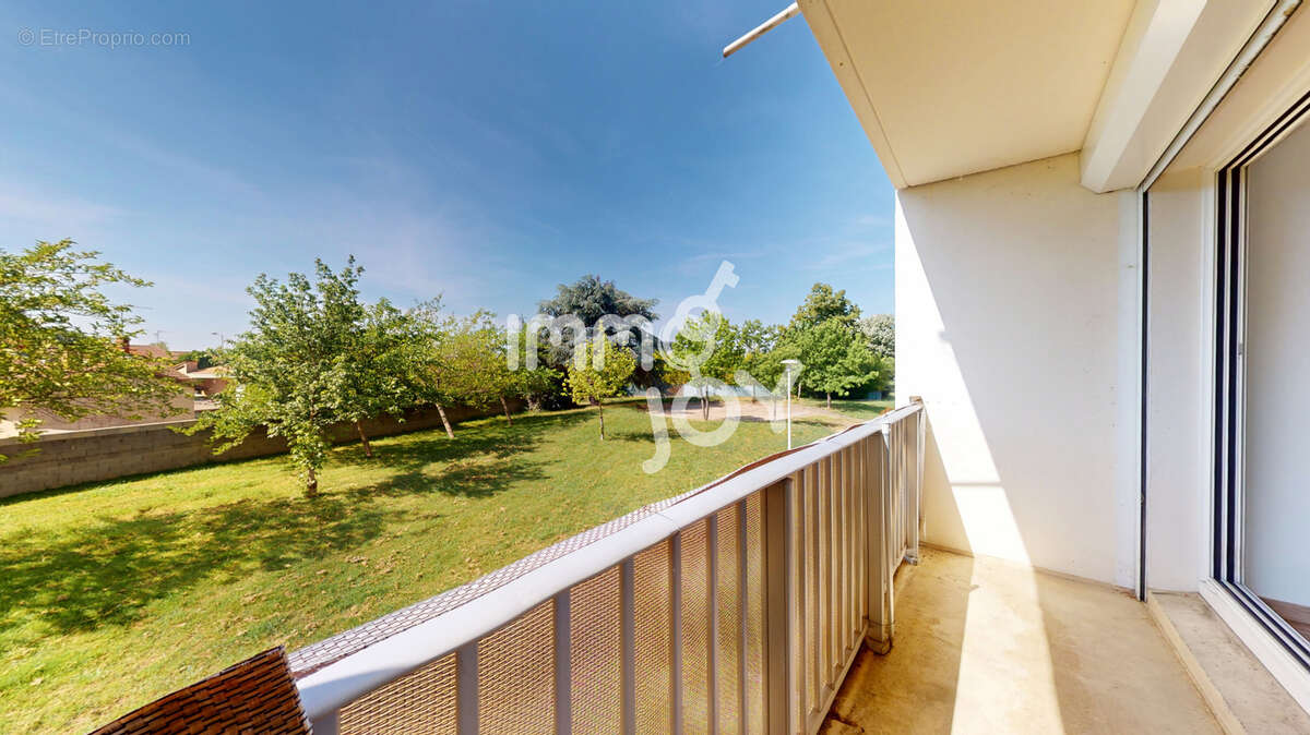 Appartement à BEAUZELLE