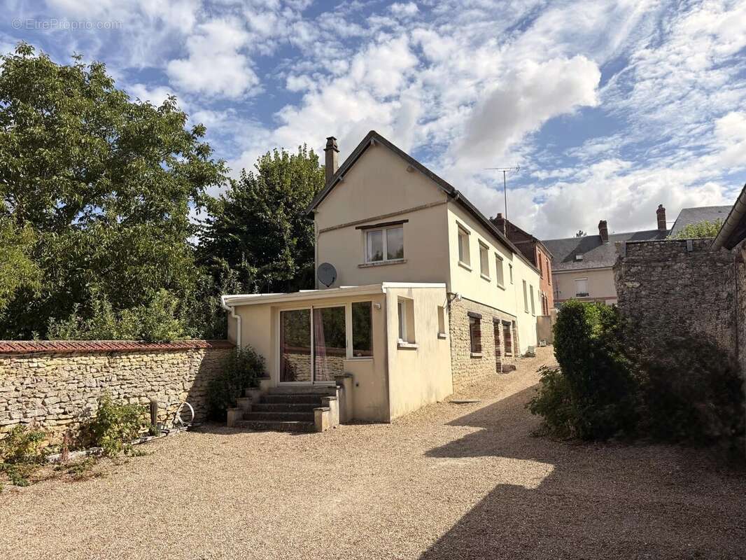 Maison familiale avec logement indépendant et dépendances - photo 16