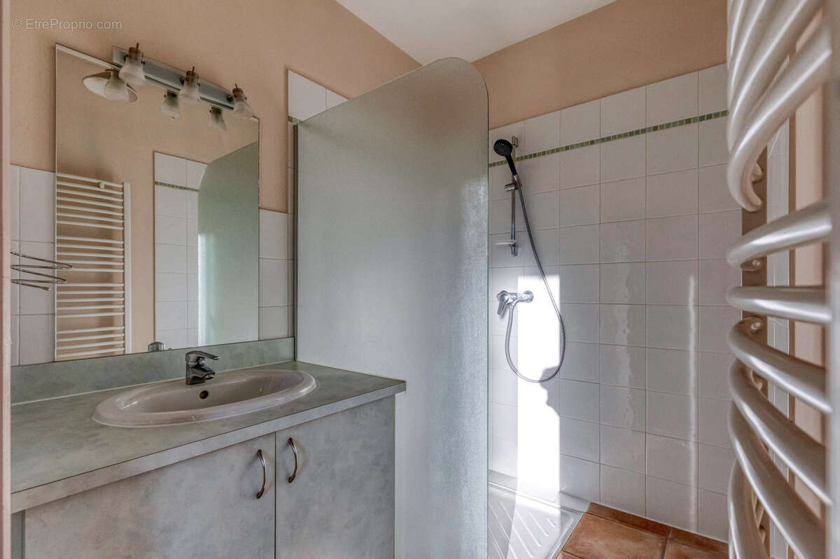 Appartement à SAINT-NAZAIRE-LES-EYMES