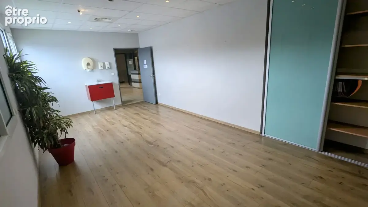 Photo Commerce à Saint-Pierre-Du-Mont au prix de 315 000€